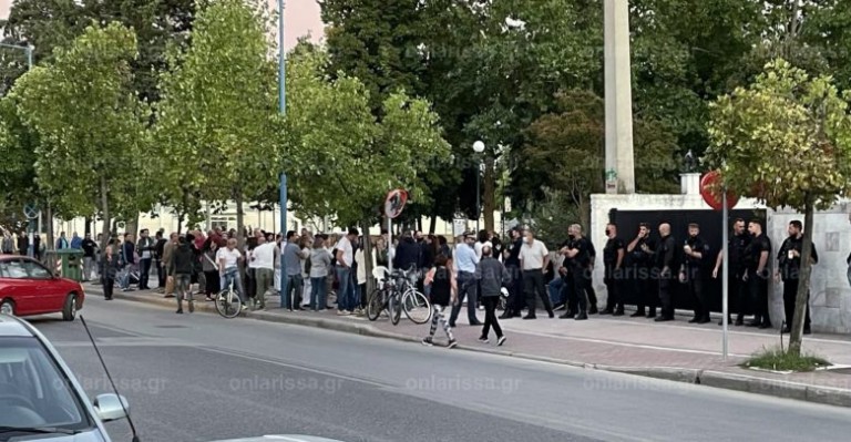 Μητροπολίτης «τρολάρει» αντιεμβολιαστές: Τους κέρασε… σοκολατάκια για μην φύγουν πικραμένοι