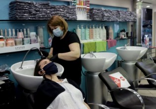 Κοροναϊός – Αλλεργικές αντιδράσεις από βαφές μαλλιών σε όσους έχουν νοσήσει – Τι παρατηρούν οι κομμωτές