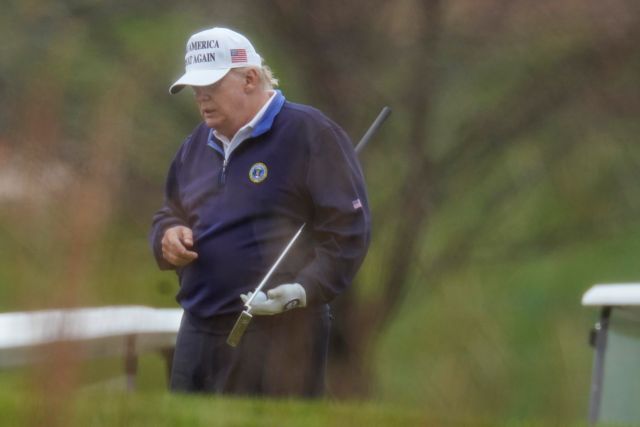 Ο Τραμπ παίζει γκολφ και… τρολάρει τον Μπάιντεν