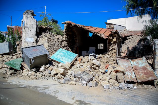 Σεισμός στην Κρήτη – Ζευγάρι γλίτωσε από κατολίσθηση – Τεράστιοι βράχοι μία ανάσα από το αυτοκίνητο