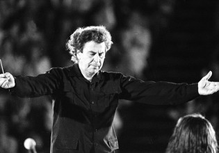 Μίκης Θεοδωράκης – Η χώρα υποκλίνεται στον παγκόσμιο Έλληνα – Από την Τρίτη σε λαϊκό προσκύνημα