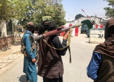 Αφγανιστάν – Οι Ταλιμπάν χτυπούν δημοσιογράφο επειδή έπαιρνε συνέντευξη από γυναίκα
