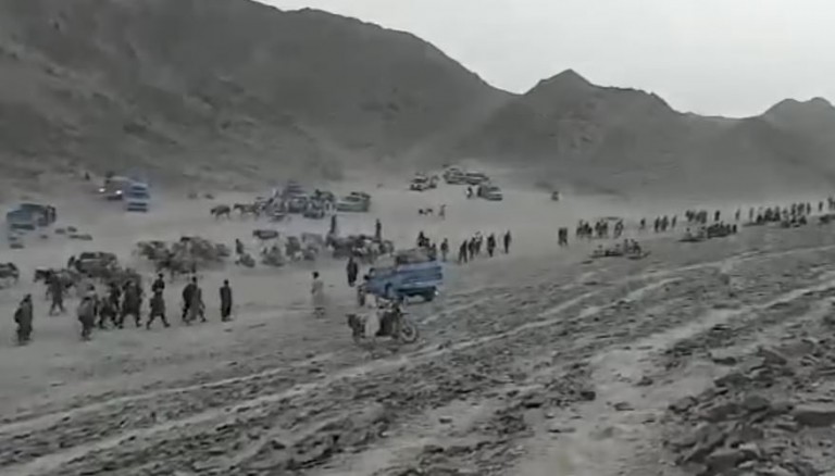 Απίστευτες εικόνες από καραβάνια προσφύγων να διασχίζουν έρημο στο Αφγανιστάν
