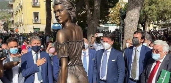 Χαμός στην Ιταλία με άγαλμα που θεωρήθηκε σεξιστικό