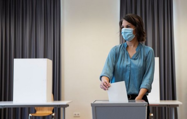 Εκλογές στη Γερμανία – Με μπλούζα 300 ευρώ πήγε στην κάλπη η υποψήφια των Πρασίνων