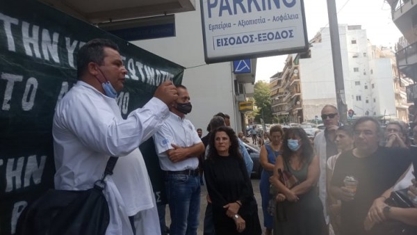 Στο Πειθαρχικό Συμβούλιο ο αρνητής γιατρός Φαίδων Βόβολης – Συγκέντρωση αντιεμβολιαστών έξω από τον ΙΣΑ