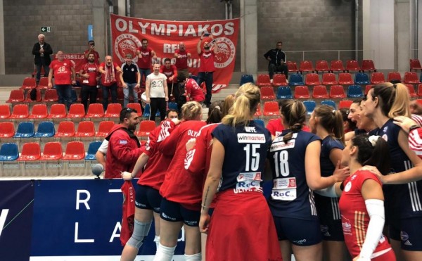 Πανηγύρισαν με τον κόσμο της ομάδας την πρόκριση οι παίκτριες του Ολυμπιακού