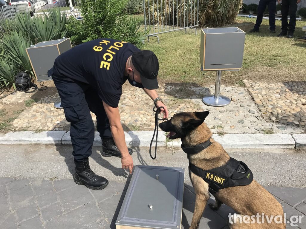 ΔΕΘ - Εκπαιδευμένοι σκύλοι, ένα τζιπ θηρίο και άλλα εντυπωσιακά εκθέματα στο περίπτερο της Αστυνομίας