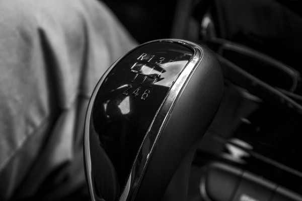 Αυτοκίνητο – Η συνήθεια με το λεβιέ ταχυτήτων που προκαλεί ζημιά