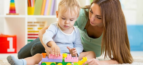 Ανοίγει ο δρόμος για τις «Νταντάδες της Γειτονιάς» – Ποιους αφορά