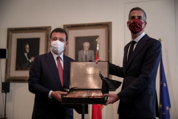 Τα γλυκά από την Πόλη που πρόσφερε ως δώρο ο Ιμάμογλου στον Μπακογιάννη