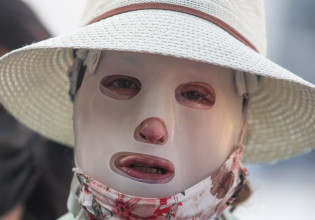 Επίθεση με βιτριόλι – Συγκλονιστικές καταθέσεις – «Έλιωσε το πάτωμα, έχουν μείνει αποτυπώματα της Ιωάννας στο φαρμακείο»