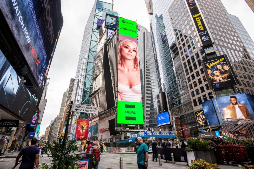 JOSEPHINE – Γιατί μπήκε σε billboard στην Times Square της Νέας Υόρκης;