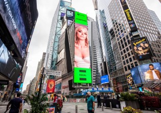 JOSEPHINE – Γιατί μπήκε σε billboard στην Times Square της Νέας Υόρκης;