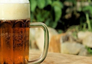 Βρετανία – Απολύθηκε επειδή έπινε μπύρες πριν την βάρδια της αλλά δικαιώθηκε – Θα πάρει 5.000 λίρες