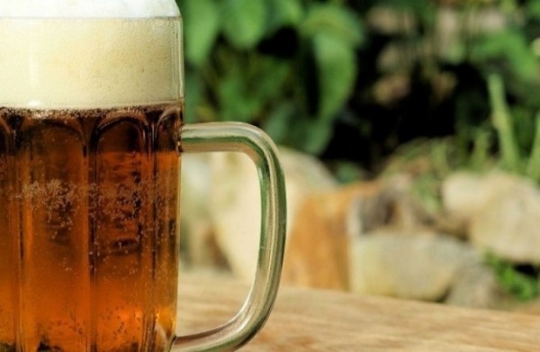 Βρετανία – Απολύθηκε επειδή έπινε μπύρες πριν την βάρδια της αλλά δικαιώθηκε – Θα πάρει 5.000 λίρες
