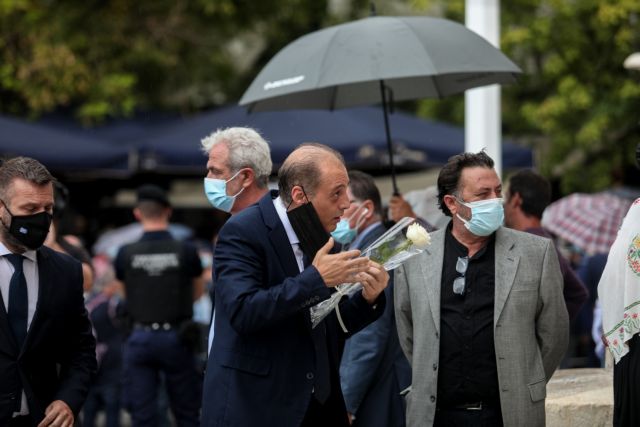 Μίκης Θεοδωράκης – Αποδοκιμασίες κατά Βελόπουλου στην άφιξή του στη Μητρόπολη Αθηνών