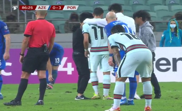 Νεαροί εισέβαλαν ανενόχλητοι στο γήπεδο για selfie με τον Μπρούνο Φερνάντες