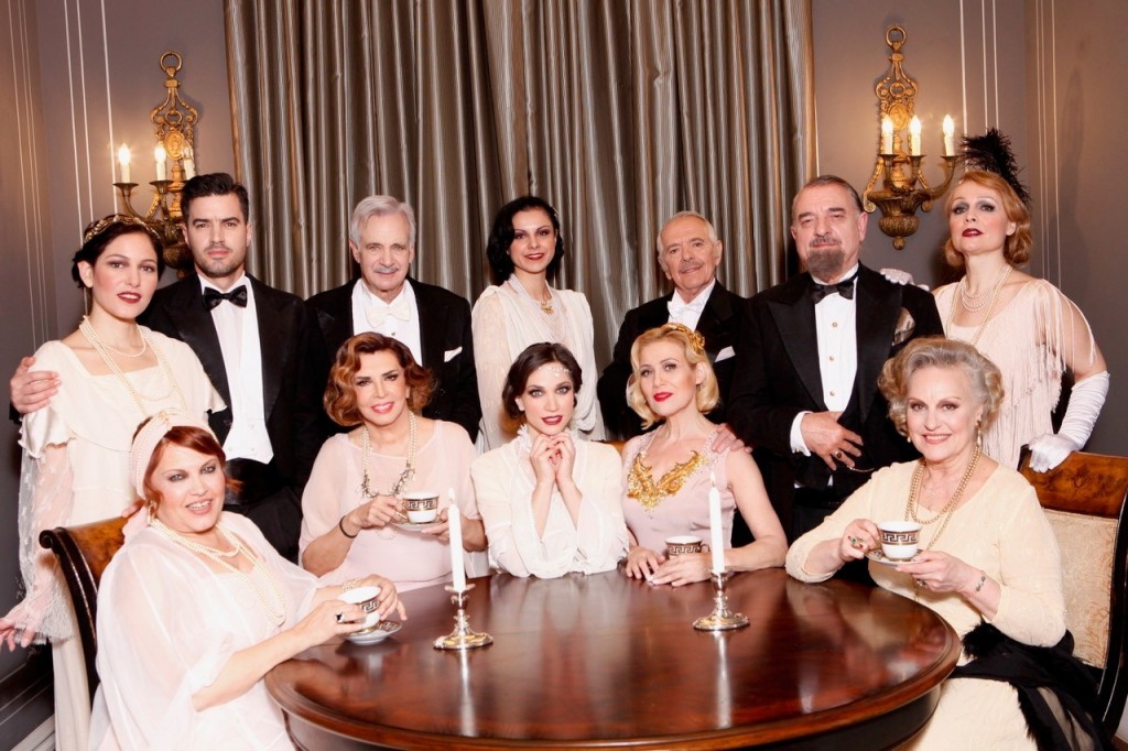 «Από Σμύρνη Σαλονίκη» – Αυτοί είναι οι ηθοποιοί που δεν θα παίξουν φέτος στην δημοφιλή παράσταση