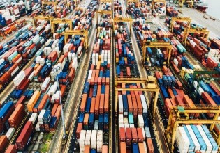 Τρομάζει οικονομίες και καταναλωτές το ράλι των εμπορευμάτων