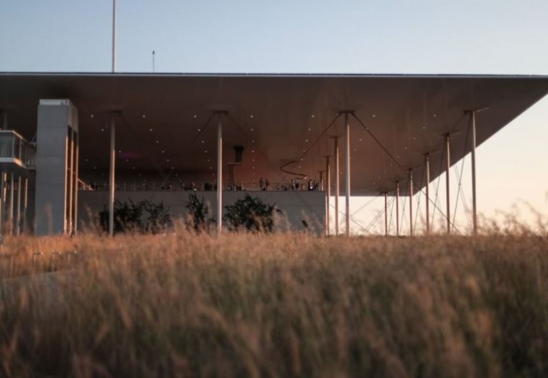 «Μια μεγάλη κλειστή θάλασσα» – Η Βασιλική Καρακώστα στα Πανοραμικά Σκαλιά του ΚΠΙΣΝ