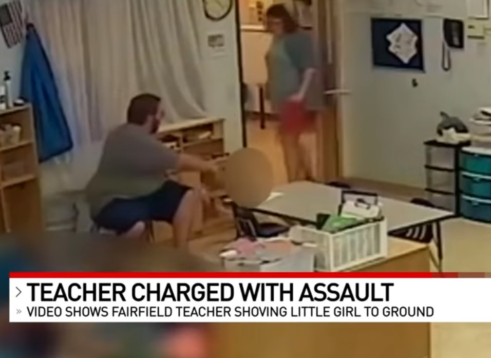 ΗΠΑ - Εικόνες σοκ - Δάσκαλος σπρώχνει και ρίχνει κάτω κοριτσάκι
