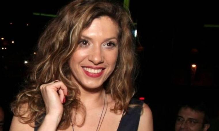 Η Σύλβια Δεληκούρα ποζάρει topless στην παραλία και… αναστατώνει τον ανδρικό πληθυσμό