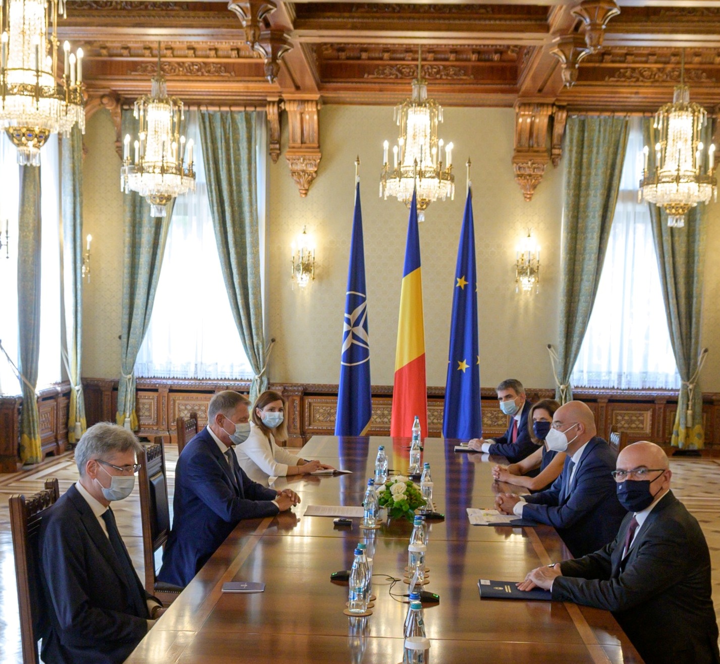 Δένδιας - Ευχαρίστησε τους Ρουμάνους πυροσβέστες - Συνάντηση με τον πρόεδρο Κλάους Γιοχάνις