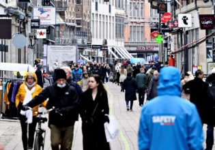 Ποια ευρωπαϊκή χώρα μετέτρεψε τον κοροναϊό σε… γρίπη – Ο ρόλος του εμβολιασμού