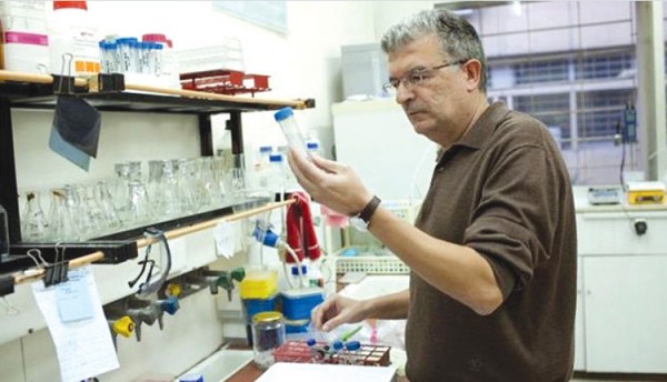 Καθηγητής Μοριακής Μικροβιολογίας σε φοιτητές – Αν δεν αποδέχεστε τη σημασία των εμβολίων, έχετε ήδη αποτύχει στο μάθημά μου