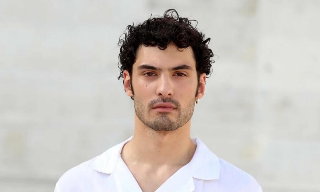 Δημήτρης Τσίκλης – Αυτός υποδύεται τον gay νεαρό που ερωτεύεται η Δρόσω στις Μέλισσες