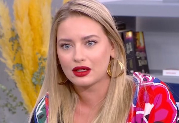 Ντόρα Μακρυγιάννη – «Δεν καταλαβαίνω γιατί υπάρχουν παπαράτσι εν έτει 2021»