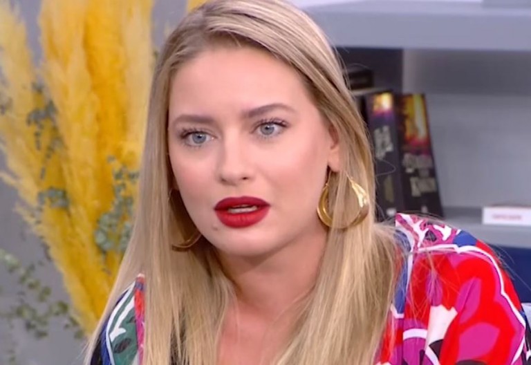 Ντόρα Μακρυγιάννη – «Δεν καταλαβαίνω γιατί υπάρχουν παπαράτσι εν έτει 2021»