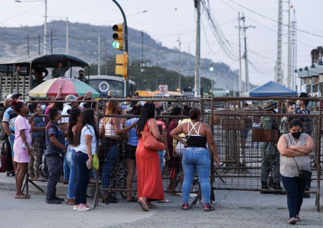 Ισημερινός – Ξεπέρασαν τους 100 οι νεκροί από τις συγκρούσεις στη φυλακή της Γουαγιακίλ