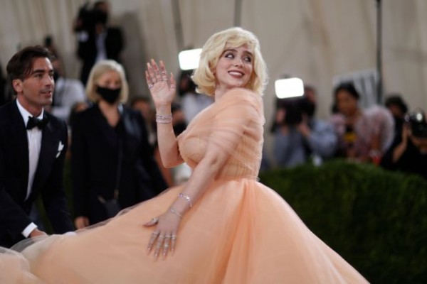 H Μπίλι Άιλις παραδέχεται ότι έχασε 100.000 followers λόγω… στήθους