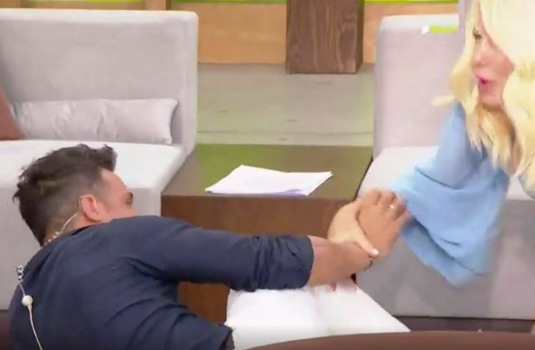 Η Ελένη Μενεγάκη «γκρέμισε» τον Σάββα Μπούμπουρα – «Κοτζαμάν άνδρας με ένα σπρώξιμο έφυγες;»