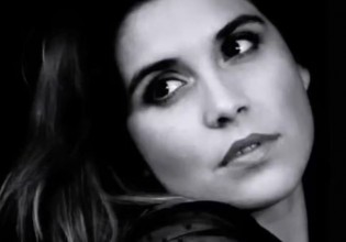 Elle Seline – Η Ελληνοαγγλίδα που διαγωνίζεται σε καλλιστεία χωρίς μακιγιάζ