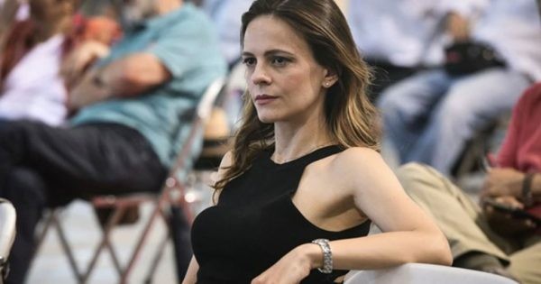 Αχτσιόγλου – Ο Μητσοτάκης ακόμα και τώρα συνεχίζει να κοροϊδεύει την κοινωνία