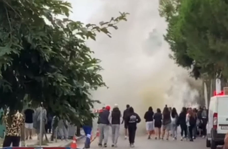 Θεσσαλονίκη – Χτύπησαν δημοσιογράφο έξω από τα ΕΠΑΛ στον Εύοσμο