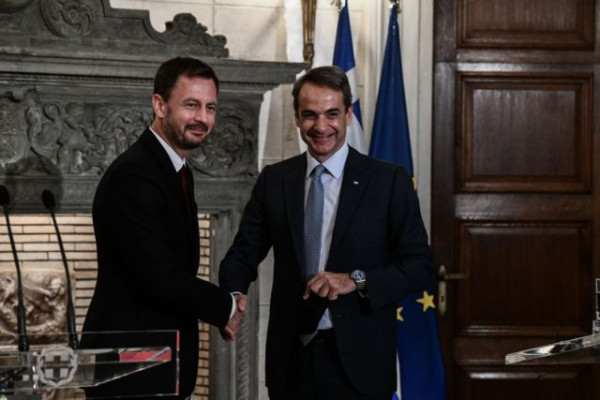 Ο απρόσκλητος επισκέπτης στη διάρκεια των κοινών δηλώσεων Μητσοτάκη-Χέγκερ