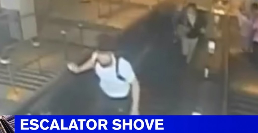 Νέα Υόρκη – Άνδρας κλώτσησε γυναίκα και την έριξε από τις κυλιόμενες σκάλες στο μετρό