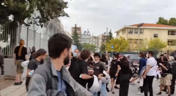 Φίλης – Καταδίκασε την επίθεση στη Θεσσαλονίκη – «Οι φασίστες ξανασηκώνουν κεφάλι»
