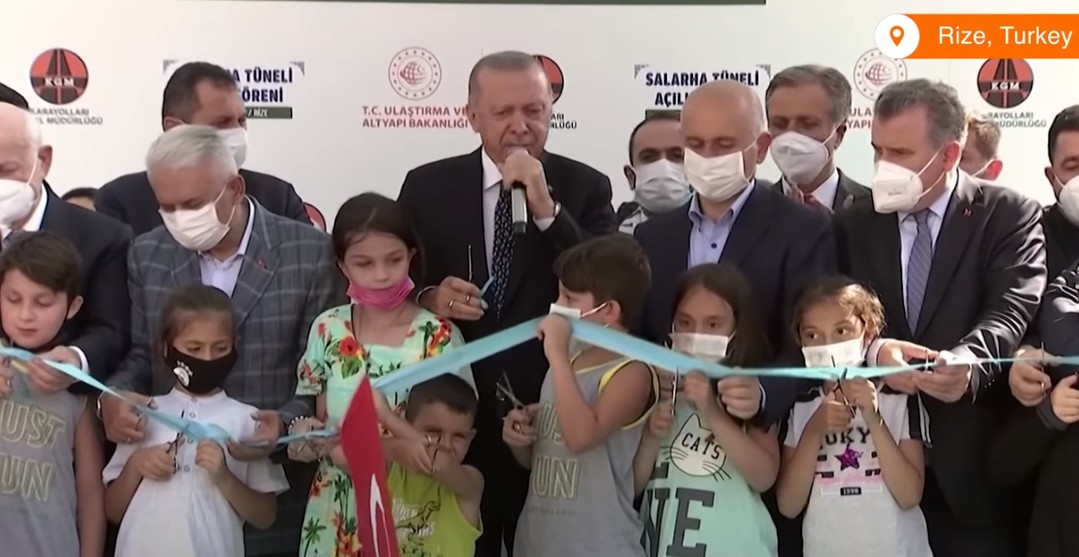 Τουρκία - Δεκάχρονο παιδί κόβει πρόωρα την κορδέλα εγκαινίων και εκνευρίζει τον Ερντογάν