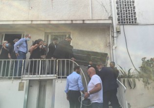 Μίκης Θεοδωράκης – «Αθάνατος» φώναζε ο κόσμος έξω από το σπίτι του – Με κλαδιά βασιλικού τον έρανε η Μ. Κωχ