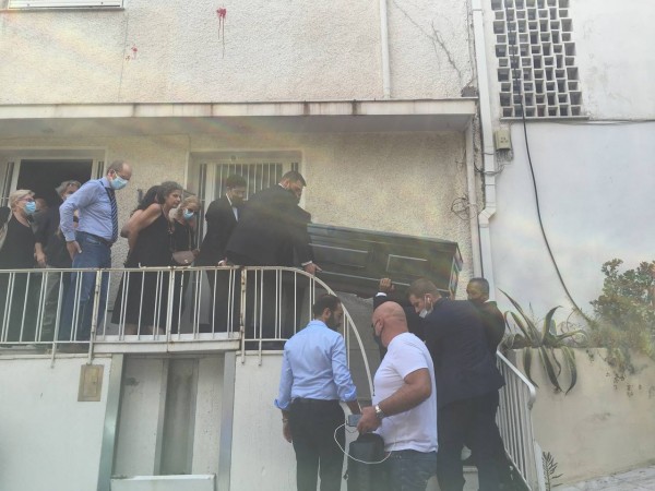 Μίκης Θεοδωράκης – «Αθάνατος» φώναζε ο κόσμος έξω από το σπίτι του – Με κλαδιά βασιλικού τον έρανε η Μ. Κωχ