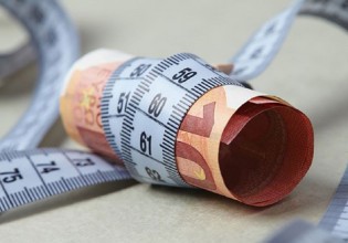 Εφιάλτης η ακρίβεια για νοικοκυριά και κυβέρνηση – Ποια βασικά είδη θα γίνουν «αλμυρά» – Μέτρα στη ΔΕΘ