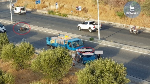 Ρόδος – Oδηγός μοτοσικλέτας κατέληξε στην οροφή αυτοκινήτου μετά από σύγκρουση