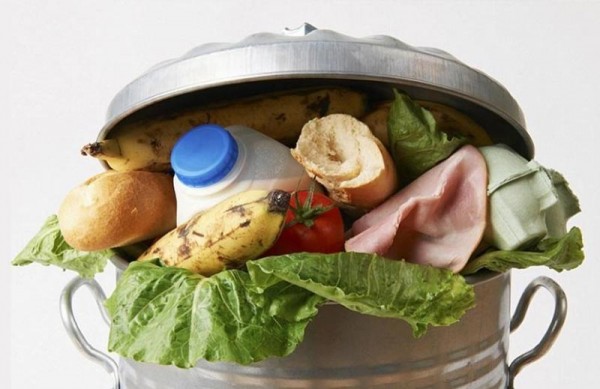 Ποιες κακές συνήθειες οδηγούν τα τρόφιμα στα σκουπίδια