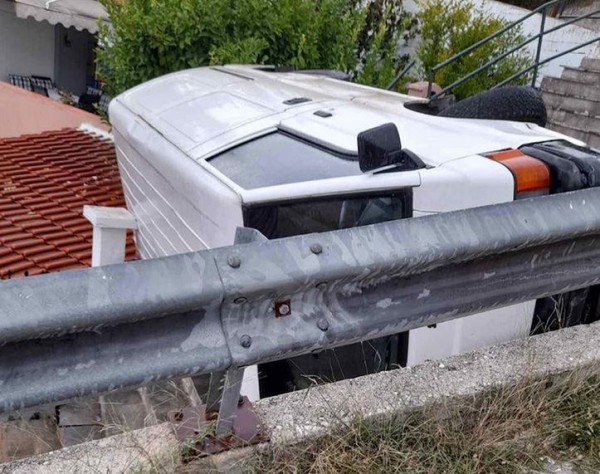 Καβάλα – «Τρελή» πορεία φορτηγού – Προσγειώθηκε στην στέγη σπιτιού