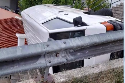 Καβάλα –  Βίντεο ντοκουμέντο με «τρελή» πορεία φορτηγού – Προσγειώθηκε στη στέγη σπιτιού